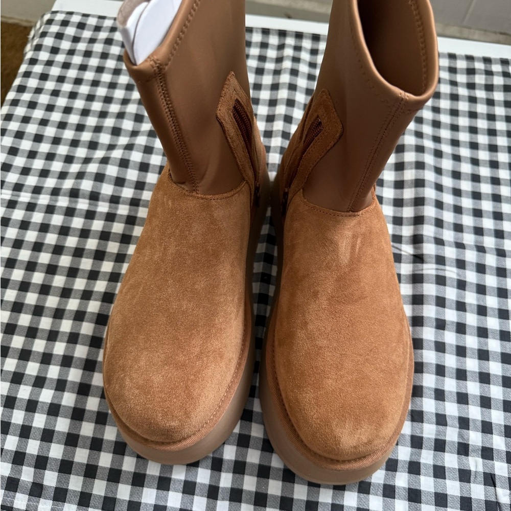 UGG Beige Sole Dipper Boots new never worn no box small straches left boot
